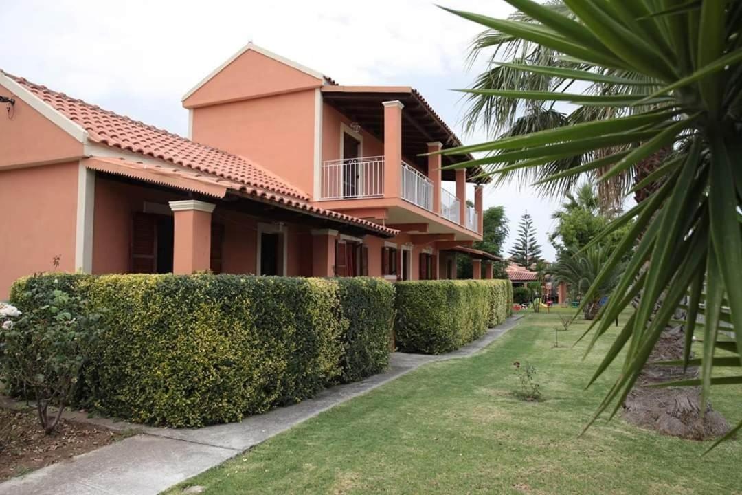 Hellens Village Almiros Beach 外观 照片